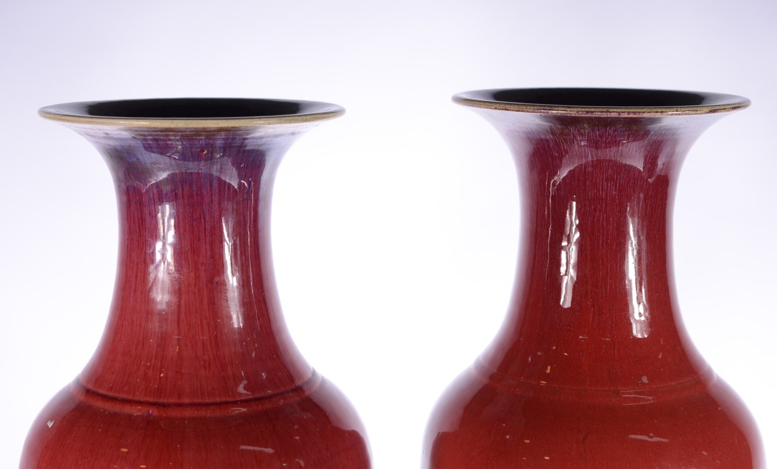 Par de vasos de porcelana chinesa "sangue de boi" com bases de... - foto 3 de 8
