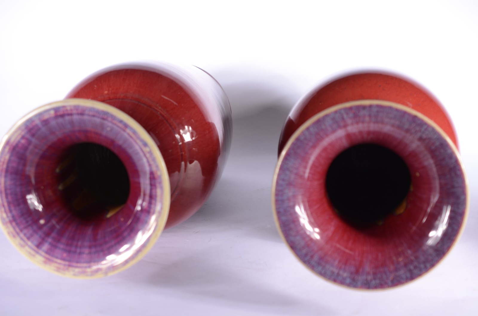 Par de vasos de porcelana chinesa "sangue de boi" com bases de... - foto 4 de 8