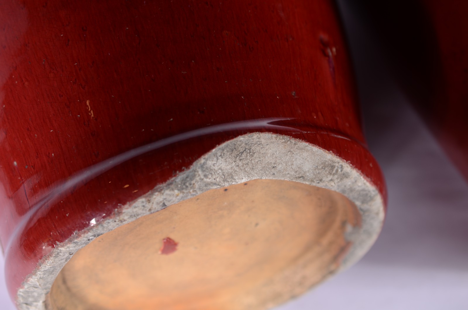 Par de vasos de porcelana chinesa "sangue de boi" com bases de... - foto 7 de 8