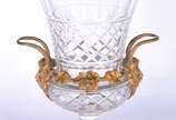 Ânfora de cristal europeu lapidado, guarnição d... - Ânfora de cristal europeu lapidado, guarnição de metal dourado decorado com figuras de Baco, folhas de parreiras e cachos de uvas.