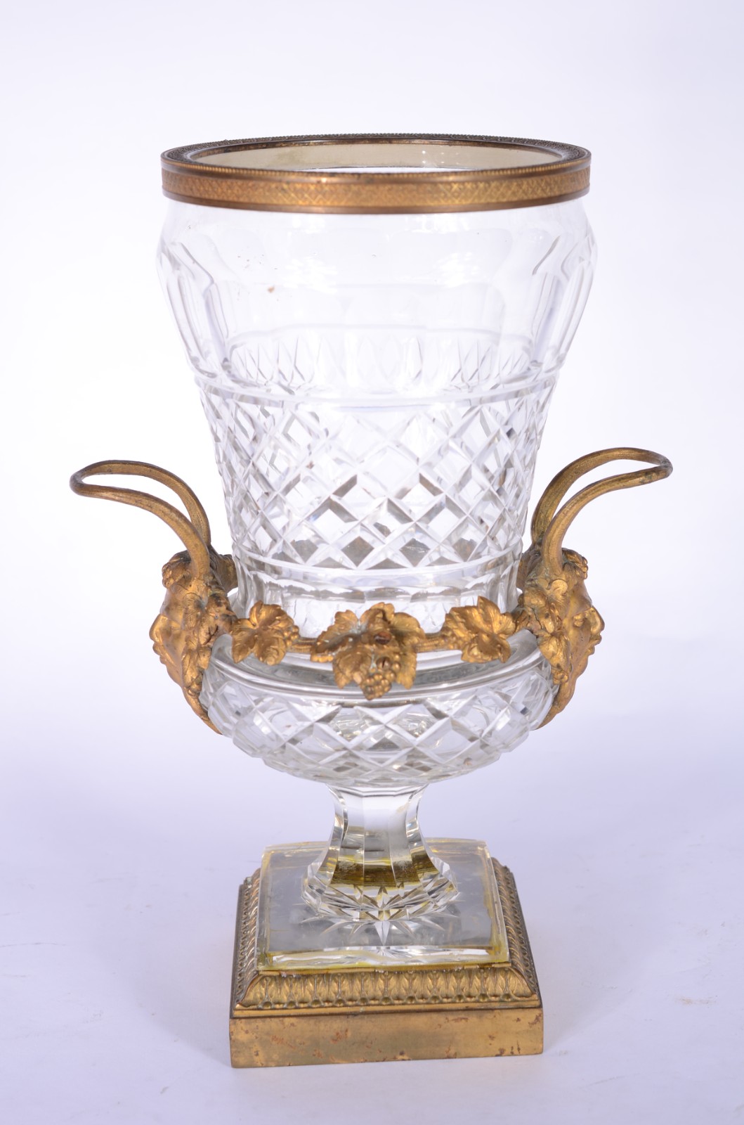 Ânfora de cristal europeu lapidado, guarnição de metal dourado... - foto 1 de 6