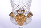 Ânfora de cristal europeu lapidado, guarnição d... - Ânfora de cristal europeu lapidado, guarnição de metal dourado decorado com figuras de Baco, folhas de parreiras e cachos de uvas.