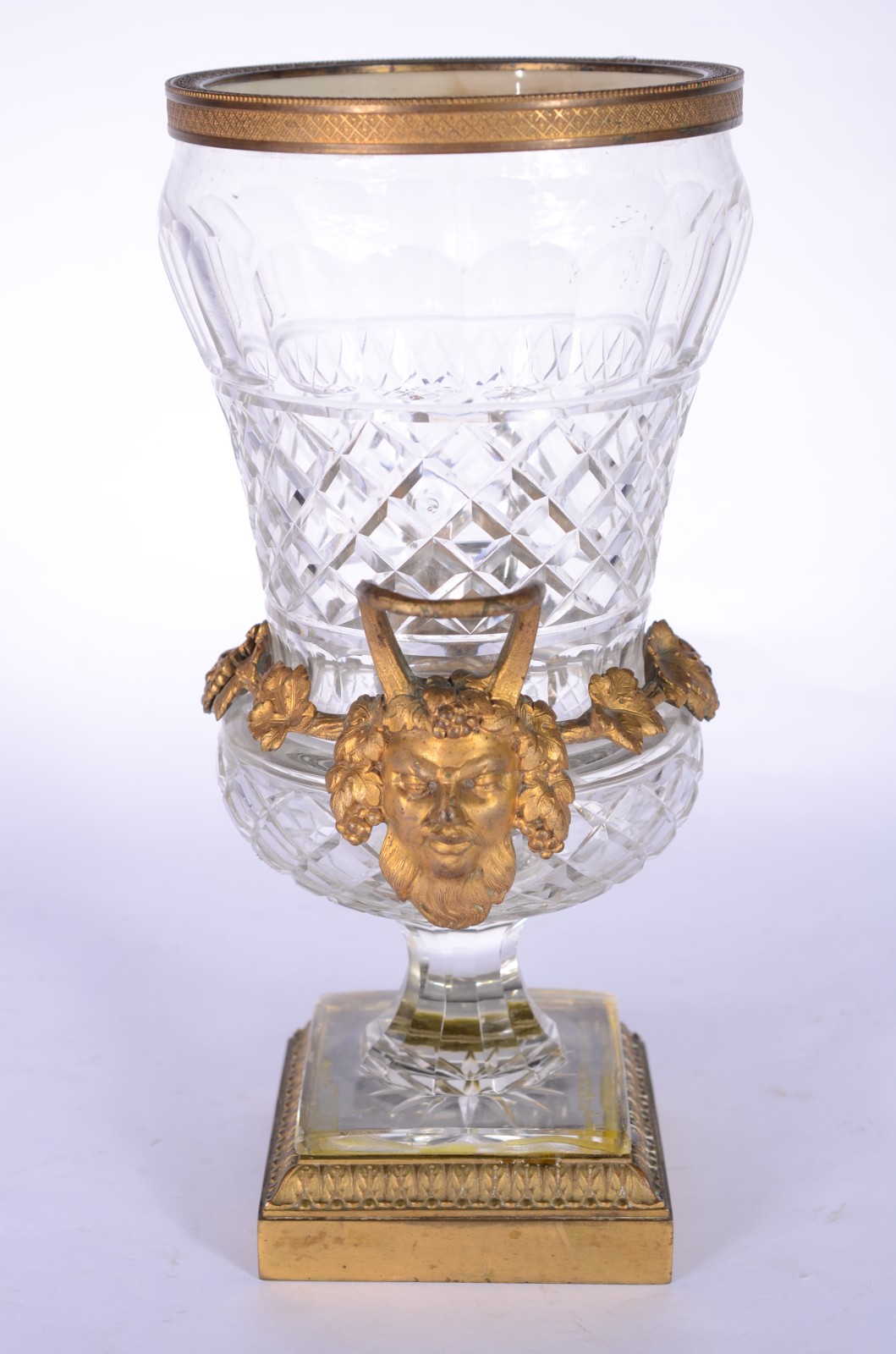 Ânfora de cristal europeu lapidado, guarnição de metal dourado... - foto 2 de 6