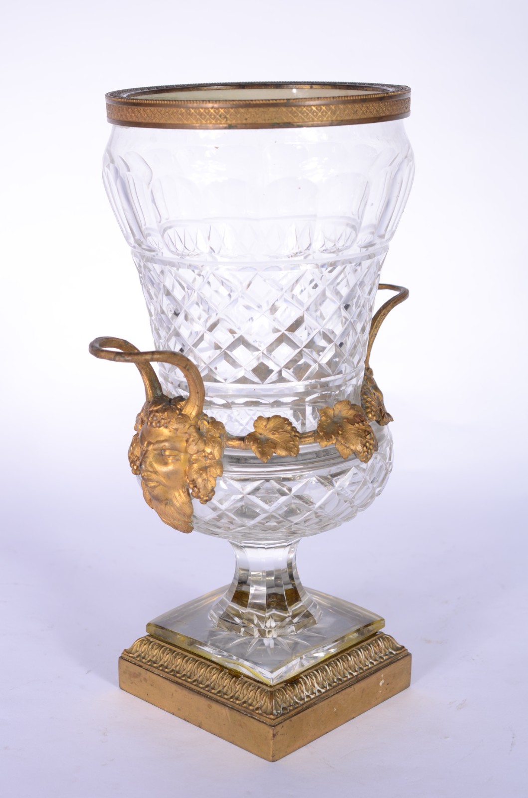 Ânfora de cristal europeu lapidado, guarnição de metal dourado... - foto 3 de 6