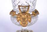 Ânfora de cristal europeu lapidado, guarnição d... - Ânfora de cristal europeu lapidado, guarnição de metal dourado decorado com figuras de Baco, folhas de parreiras e cachos de uvas.