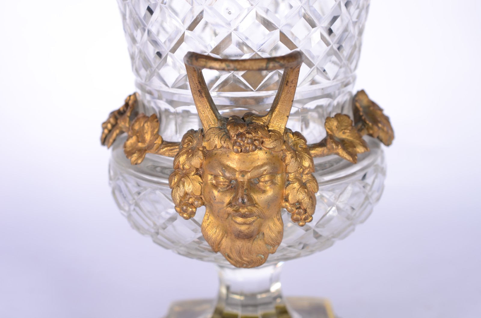 Ânfora de cristal europeu lapidado, guarnição de metal dourado... - foto 4 de 6