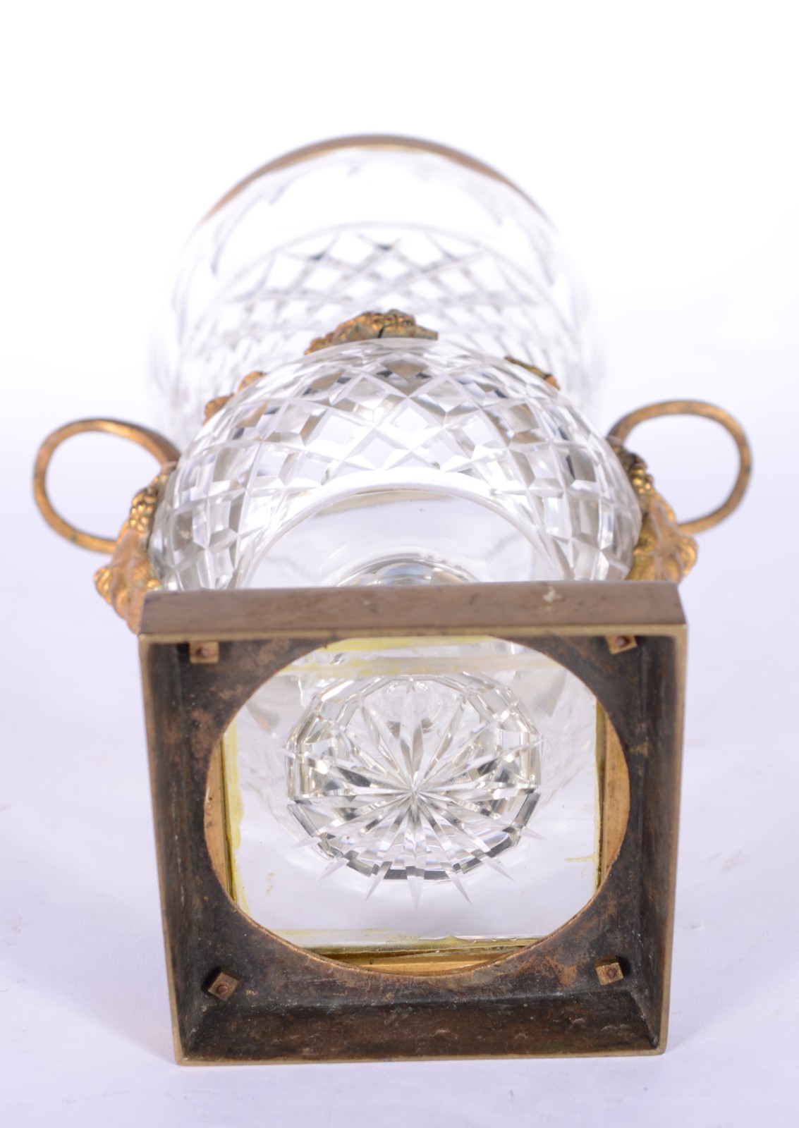 Ânfora de cristal europeu lapidado, guarnição de metal dourado... - foto 5 de 6