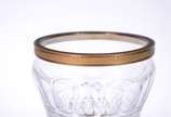 Ânfora de cristal europeu lapidado, guarnição d... - Ânfora de cristal europeu lapidado, guarnição de metal dourado decorado com figuras de Baco, folhas de parreiras e cachos de uvas.