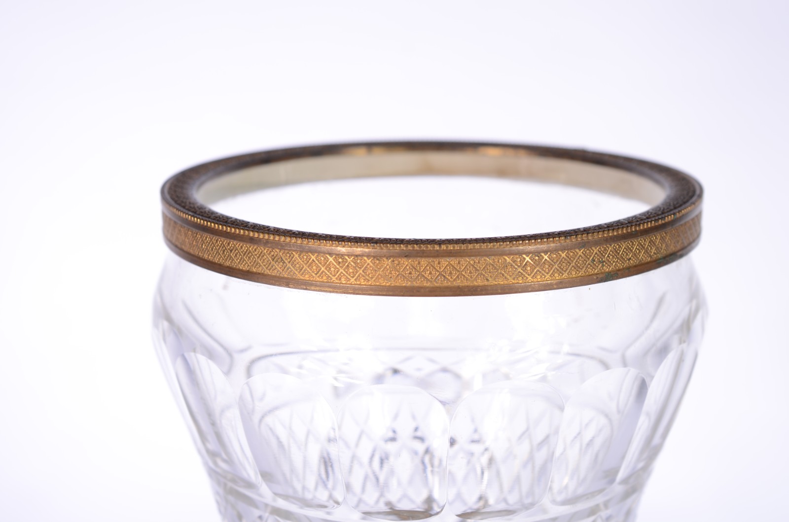 Ânfora de cristal europeu lapidado, guarnição de metal dourado... - foto 6 de 6