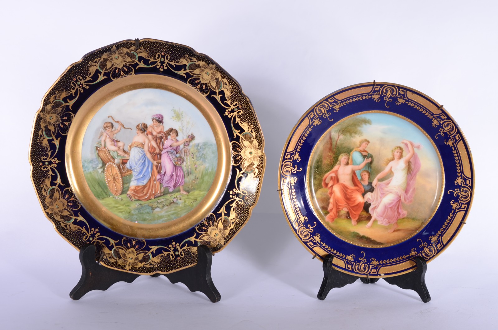 Dois pratos de porcelana francesa com bordas azul cobalto e dourado... - foto 1 de 11