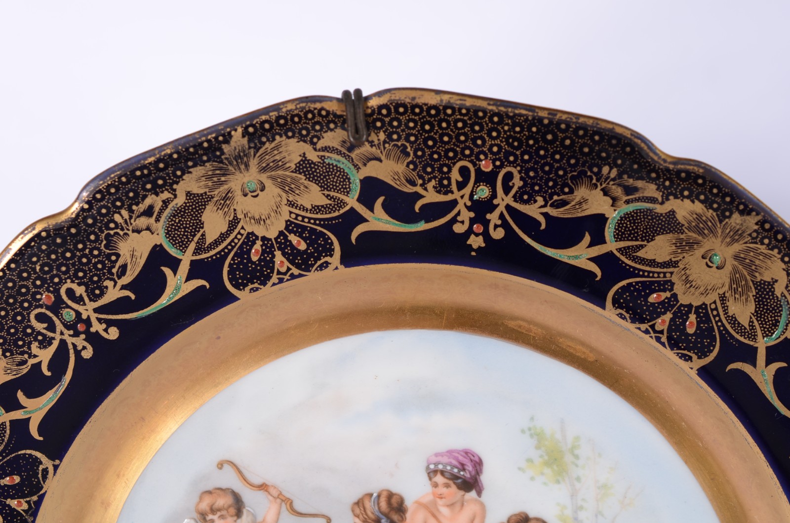 Dois pratos de porcelana francesa com bordas azul cobalto e dourado... - foto 4 de 11