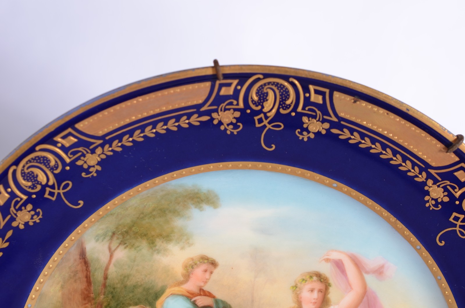 Dois pratos de porcelana francesa com bordas azul cobalto e dourado... - foto 5 de 11