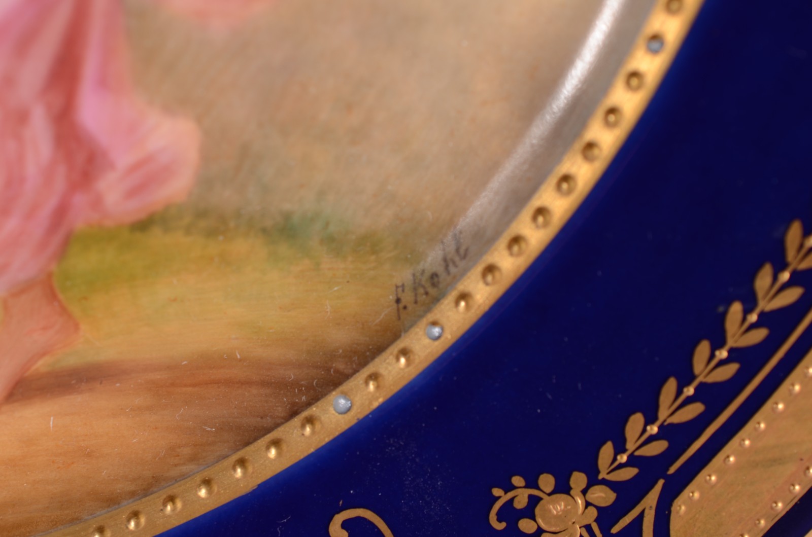 Dois pratos de porcelana francesa com bordas azul cobalto e dourado... - foto 6 de 11