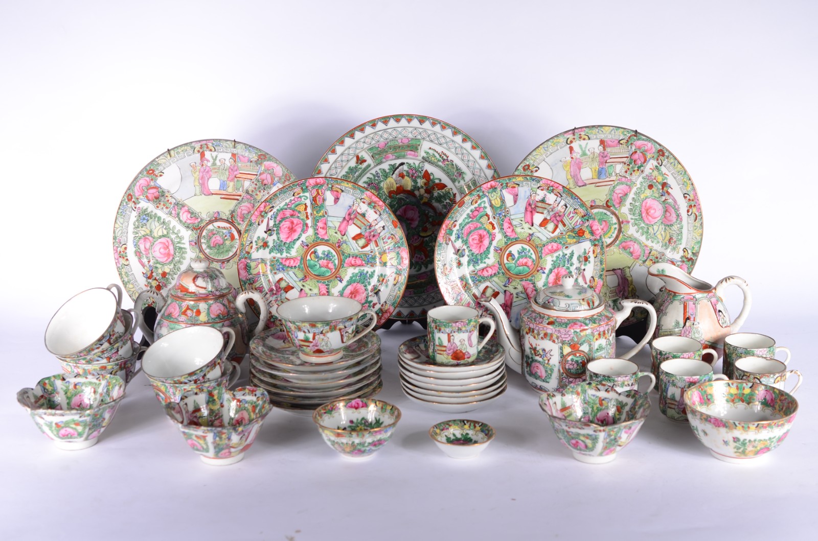 Serviço de chá e café de porcelana oriental, decorado com figuras de... - foto 1 de 11