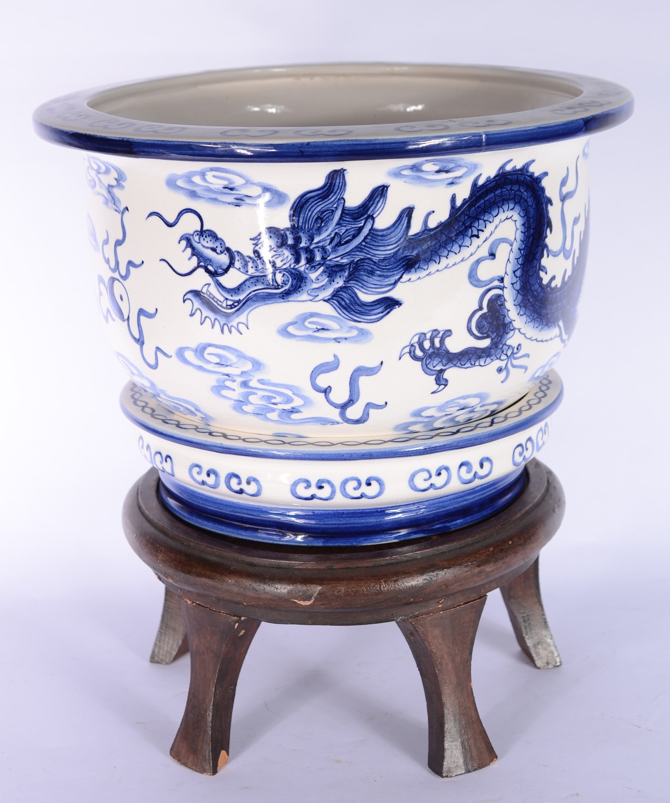 Cachepot com prato de porcelana oriental decorada com figura de... - foto 1 de 7
