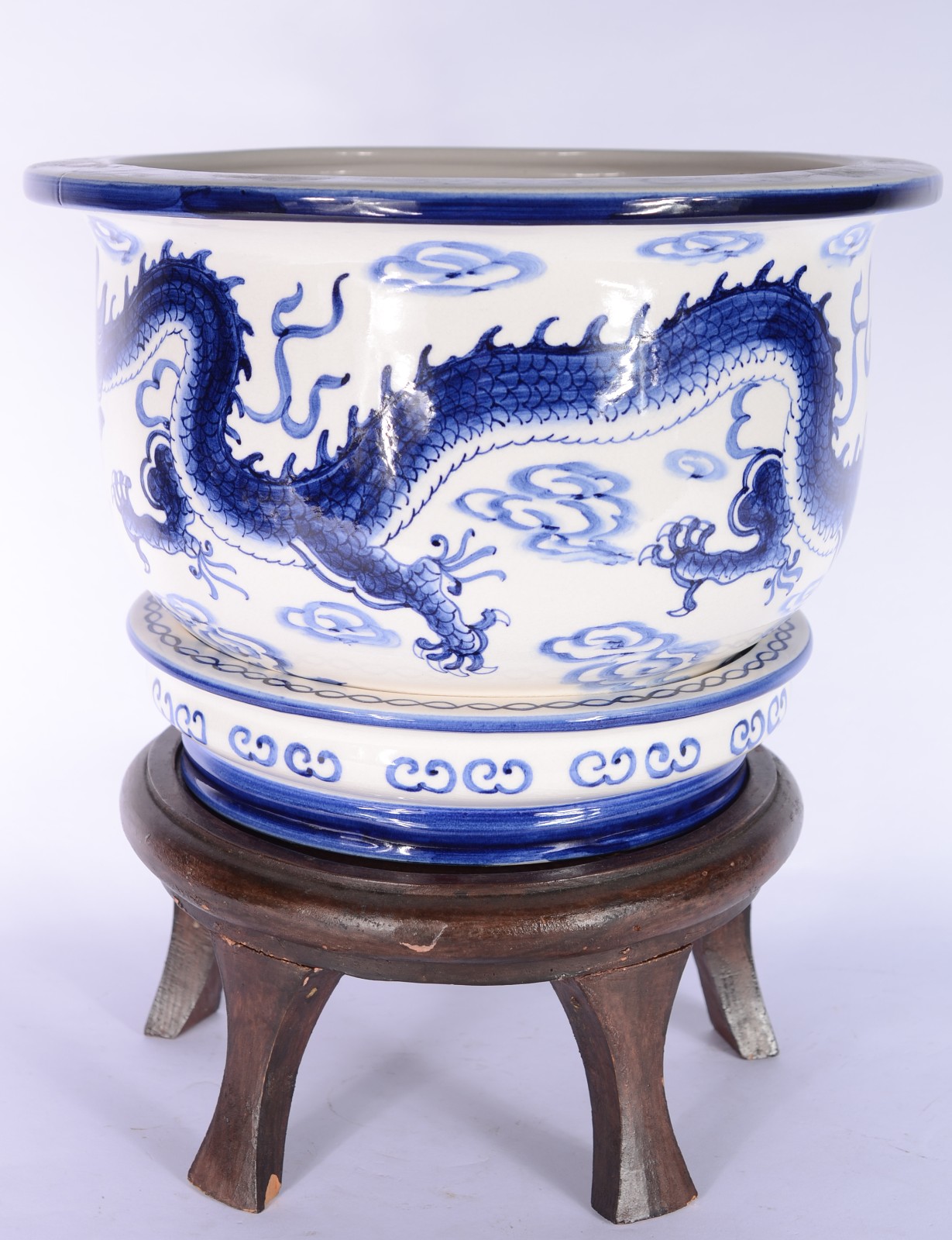Cachepot com prato de porcelana oriental decorada com figura de... - foto 2 de 7
