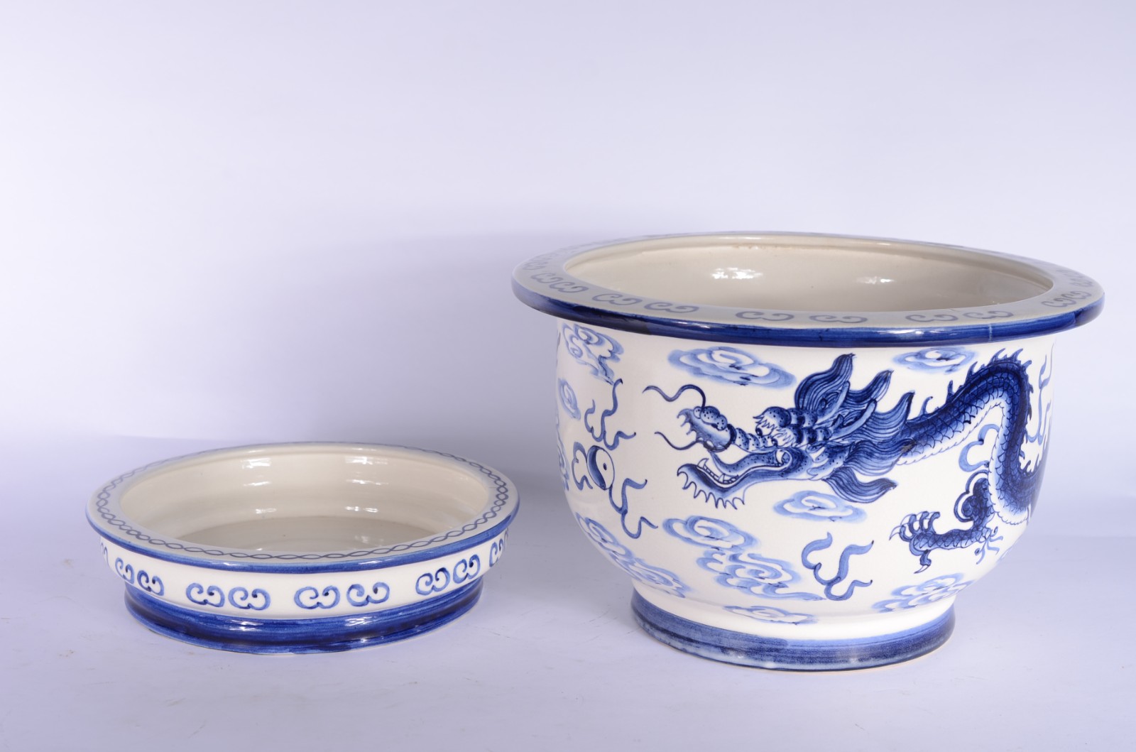Cachepot com prato de porcelana oriental decorada com figura de... - foto 4 de 7
