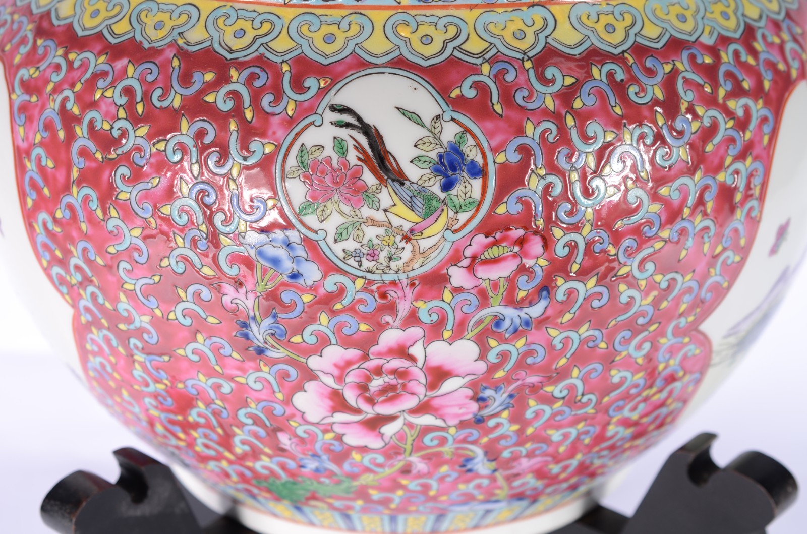 Cachepot de porcelana oriental decorado com cena romântica em... - foto 4 de 8