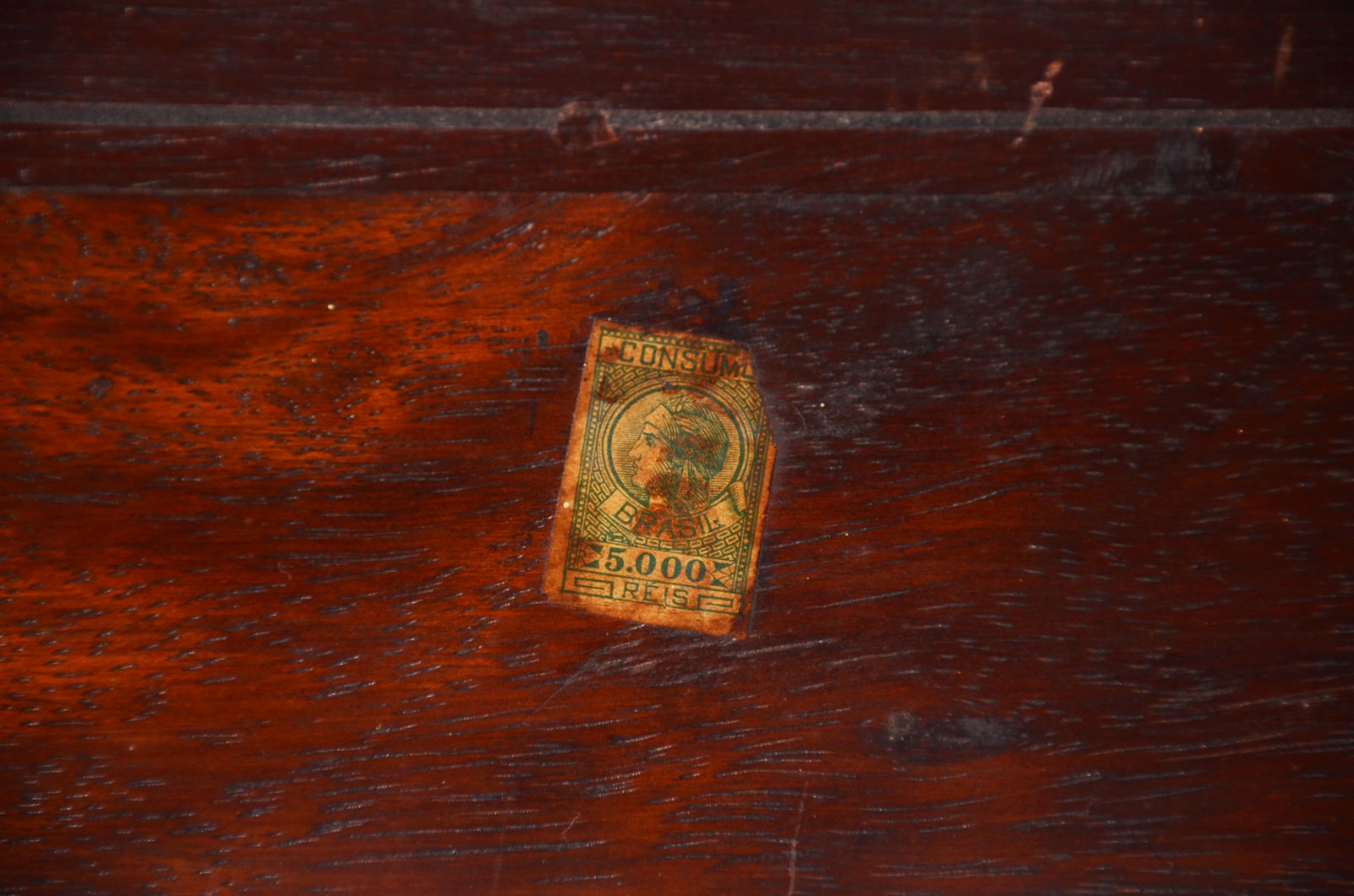 Mesa auxiliar de madeira nobre feitio meia lua, saia canelada com... - foto 4 de 8