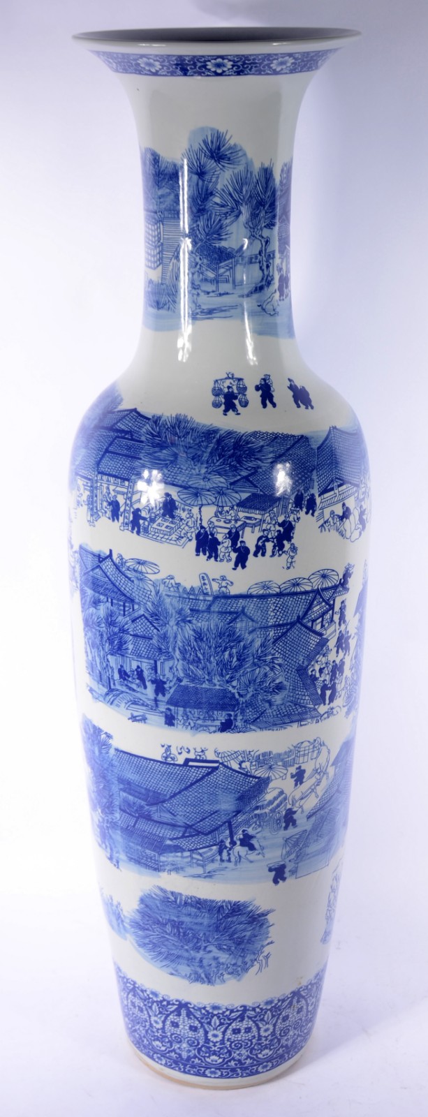 Jarrão de porcelana oriental decorado com figuras típicas e cenas do... - foto 1 de 11