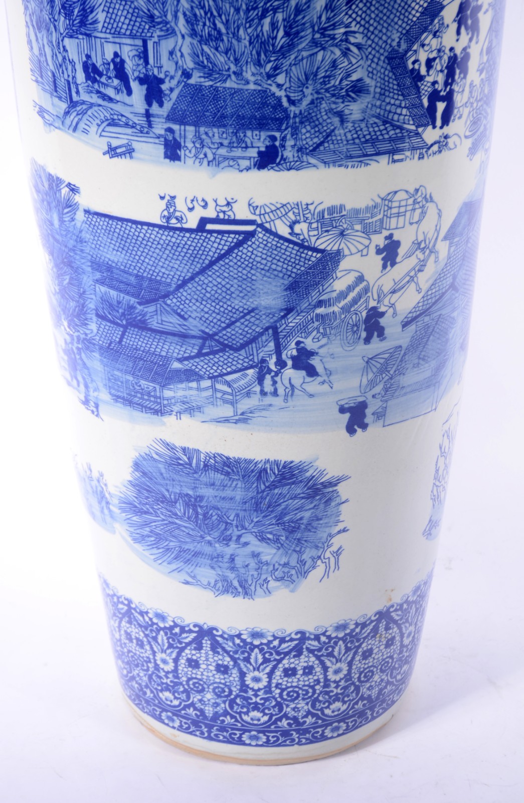 Jarrão de porcelana oriental decorado com figuras típicas e cenas do... - foto 4 de 11
