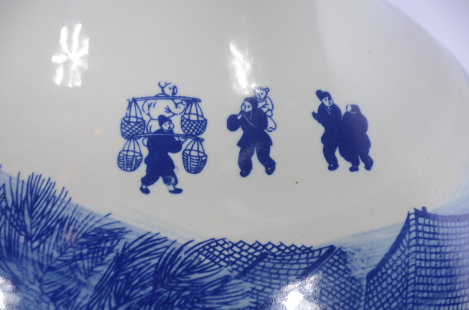 Jarrão de porcelana oriental decorado com figuras típicas e cenas do... - foto 5 de 11