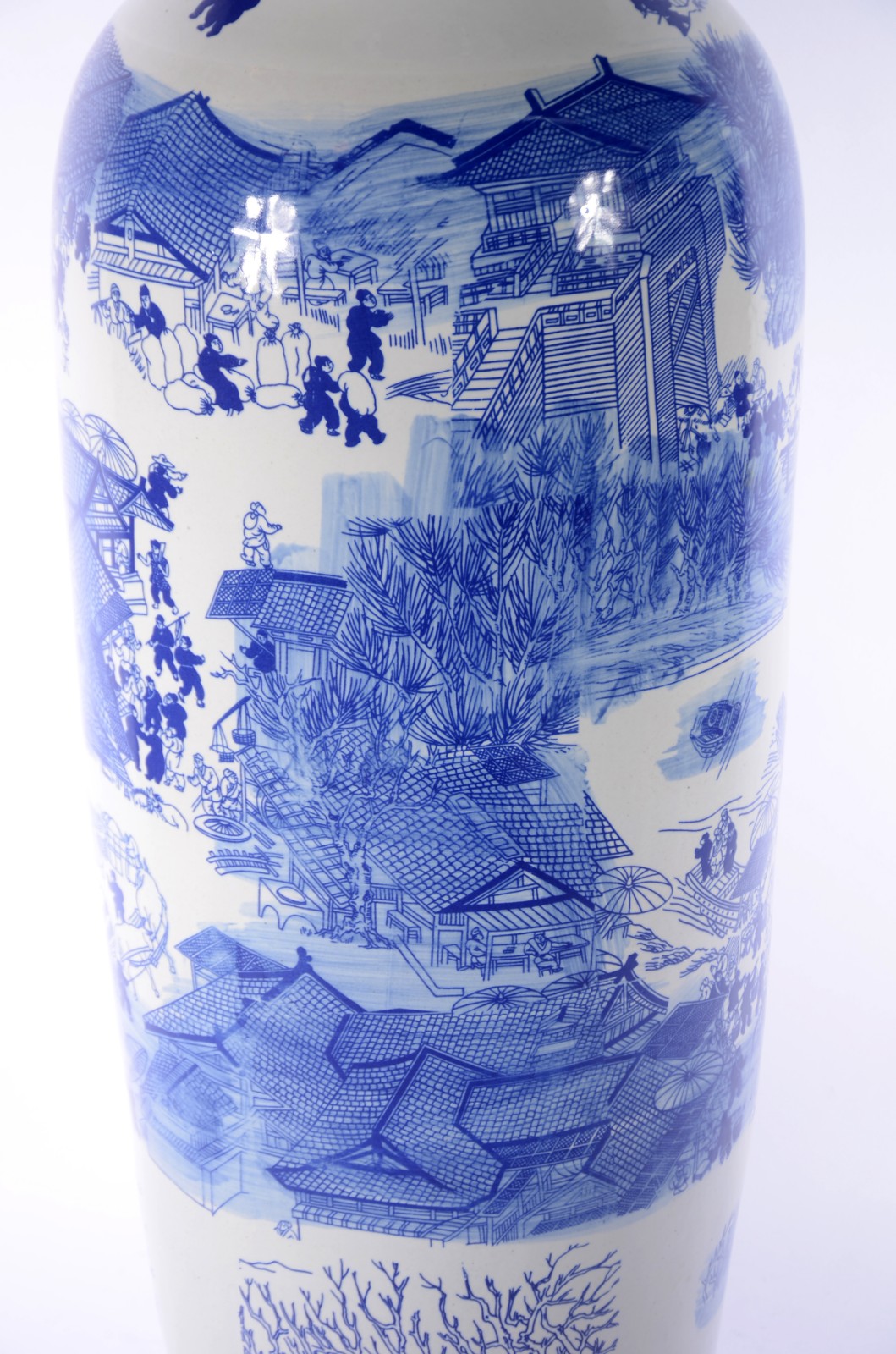Jarrão de porcelana oriental decorado com figuras típicas e cenas do... - foto 7 de 11