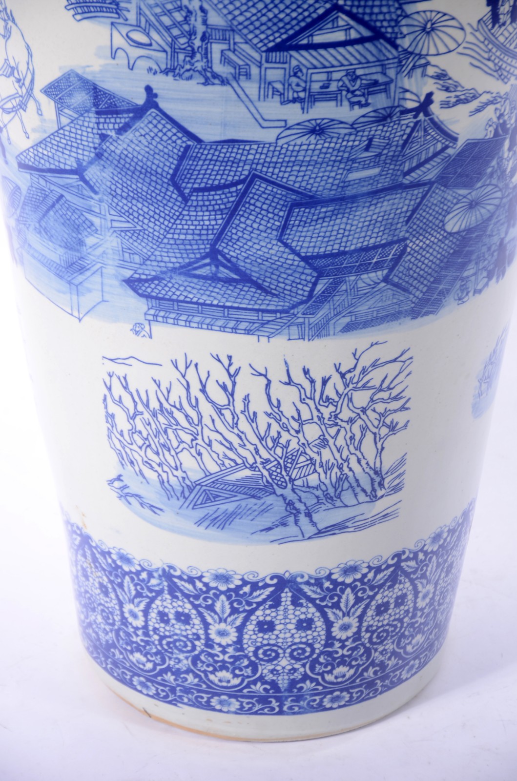 Jarrão de porcelana oriental decorado com figuras típicas e cenas do... - foto 8 de 11