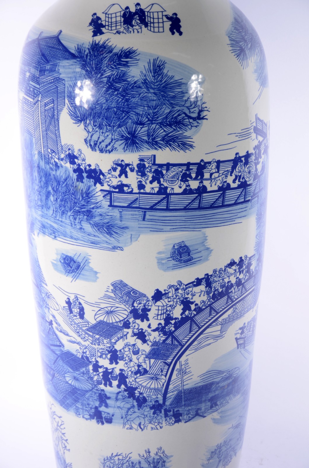 Jarrão de porcelana oriental decorado com figuras típicas e cenas do... - foto 9 de 11