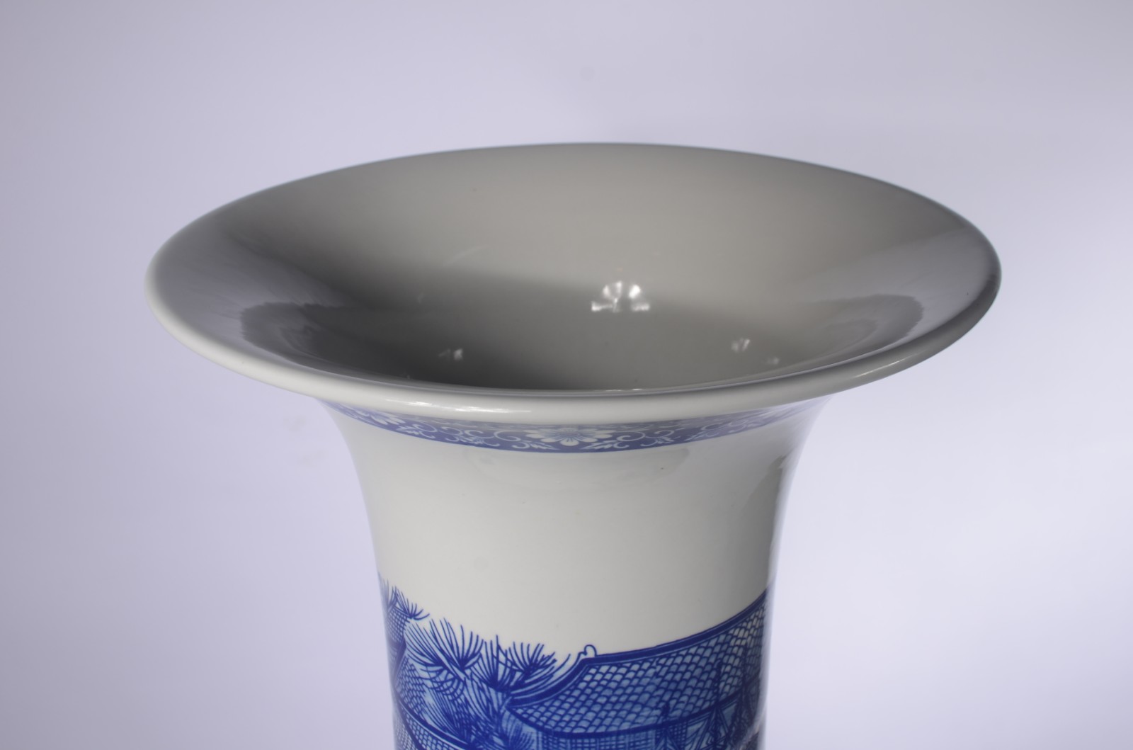 Jarrão de porcelana oriental decorado com figuras típicas e cenas do... - foto 11 de 11