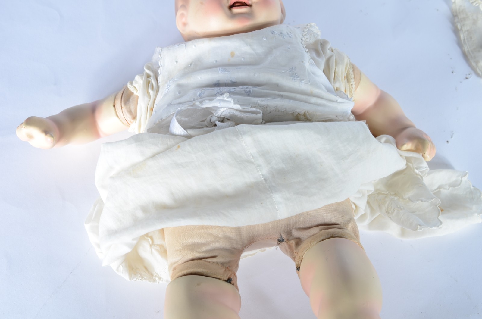 Antiga boneca "bebê" de massa com tronco em tecido. - foto 4 de 8