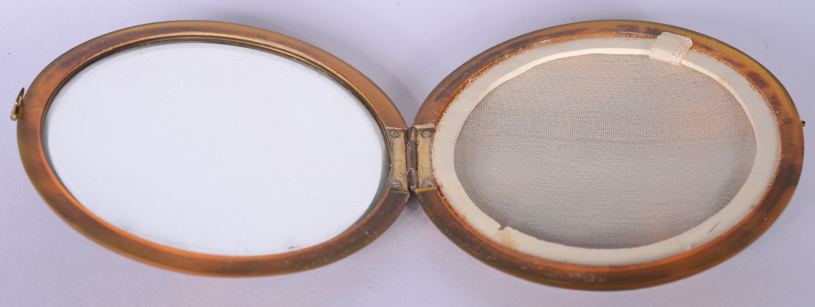 Duas peças para toilette, sendo: poseira e trousse de metal e... - foto 4 de 7