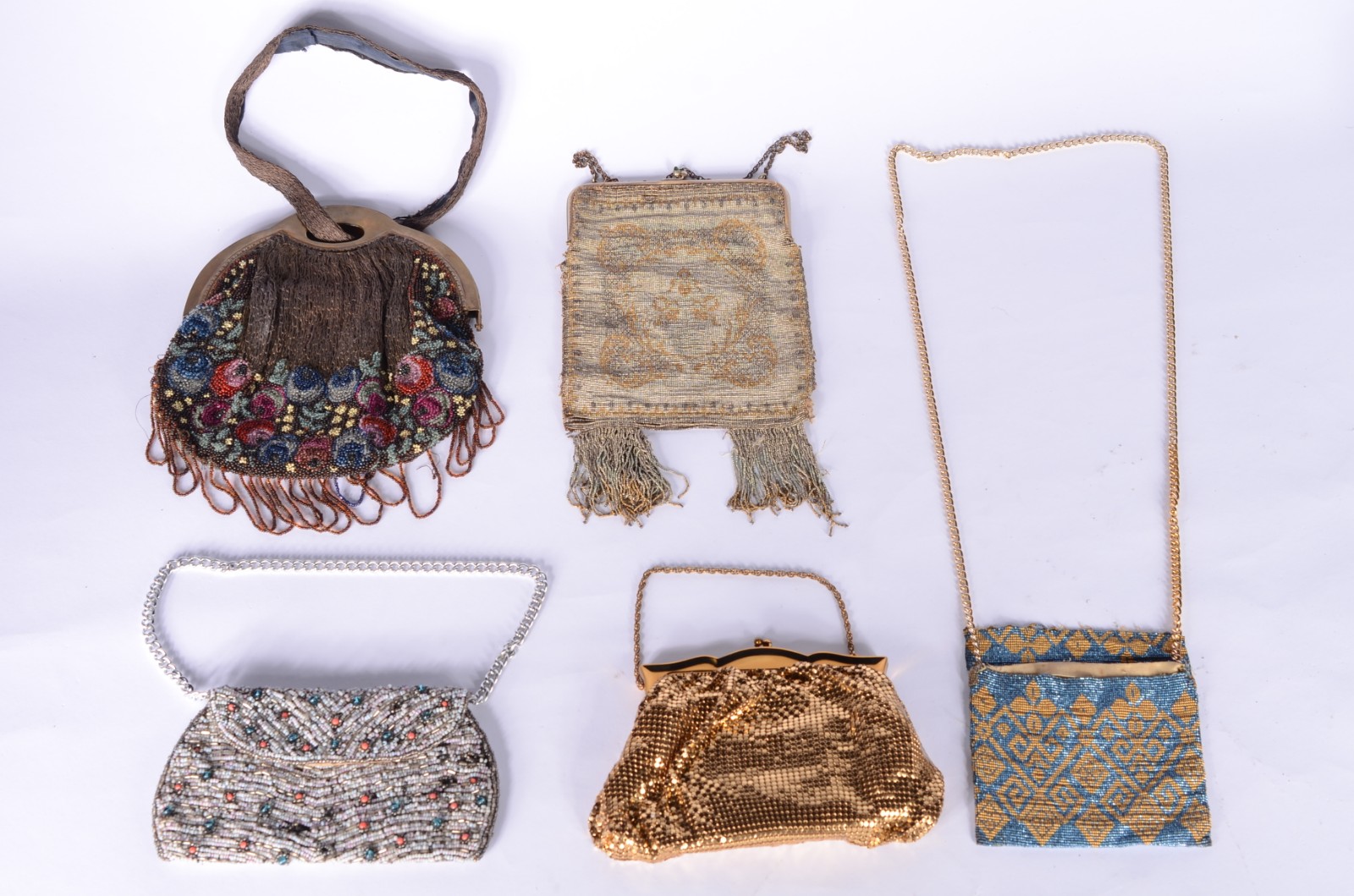 Cinco bolsas para toillete, sendo 4 delas feitas com miçangas e uma... - foto 1 de 6