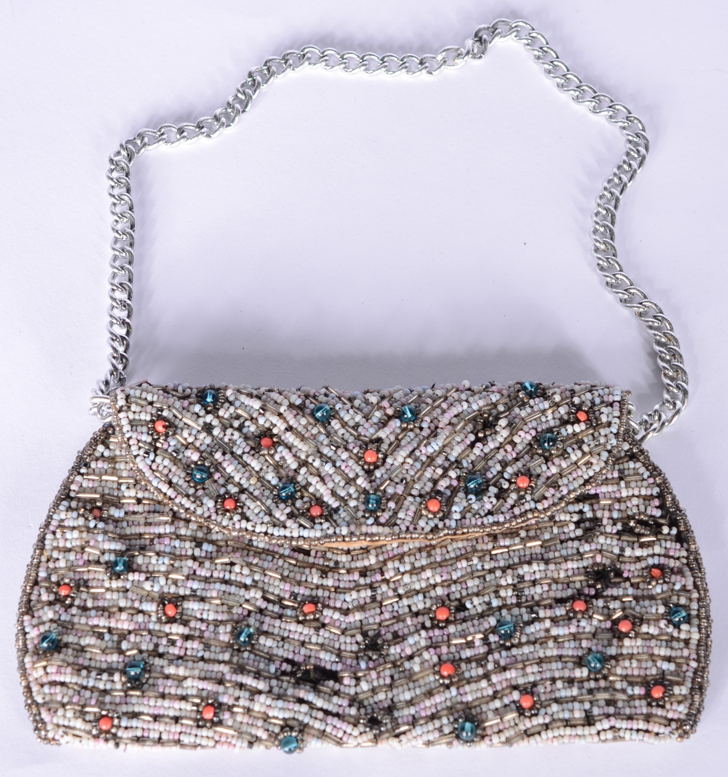 Cinco bolsas para toillete, sendo 4 delas feitas com miçangas e uma... - foto 3 de 6