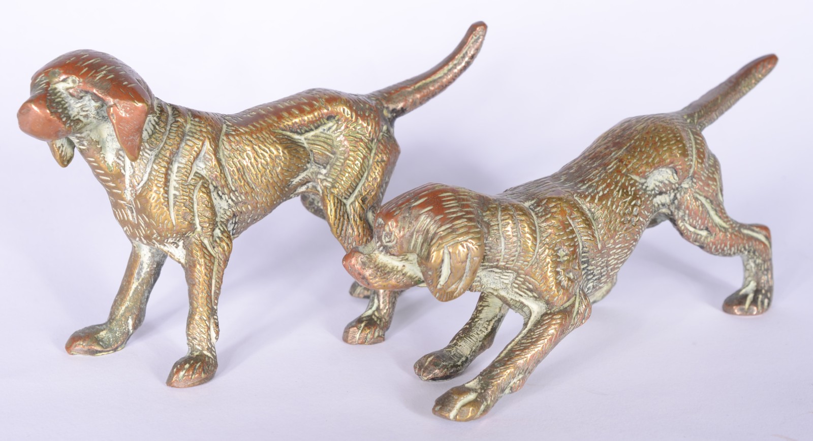 Duas pequenas esculturas de bronze austríaco representando cachorros. - foto 1 de 5