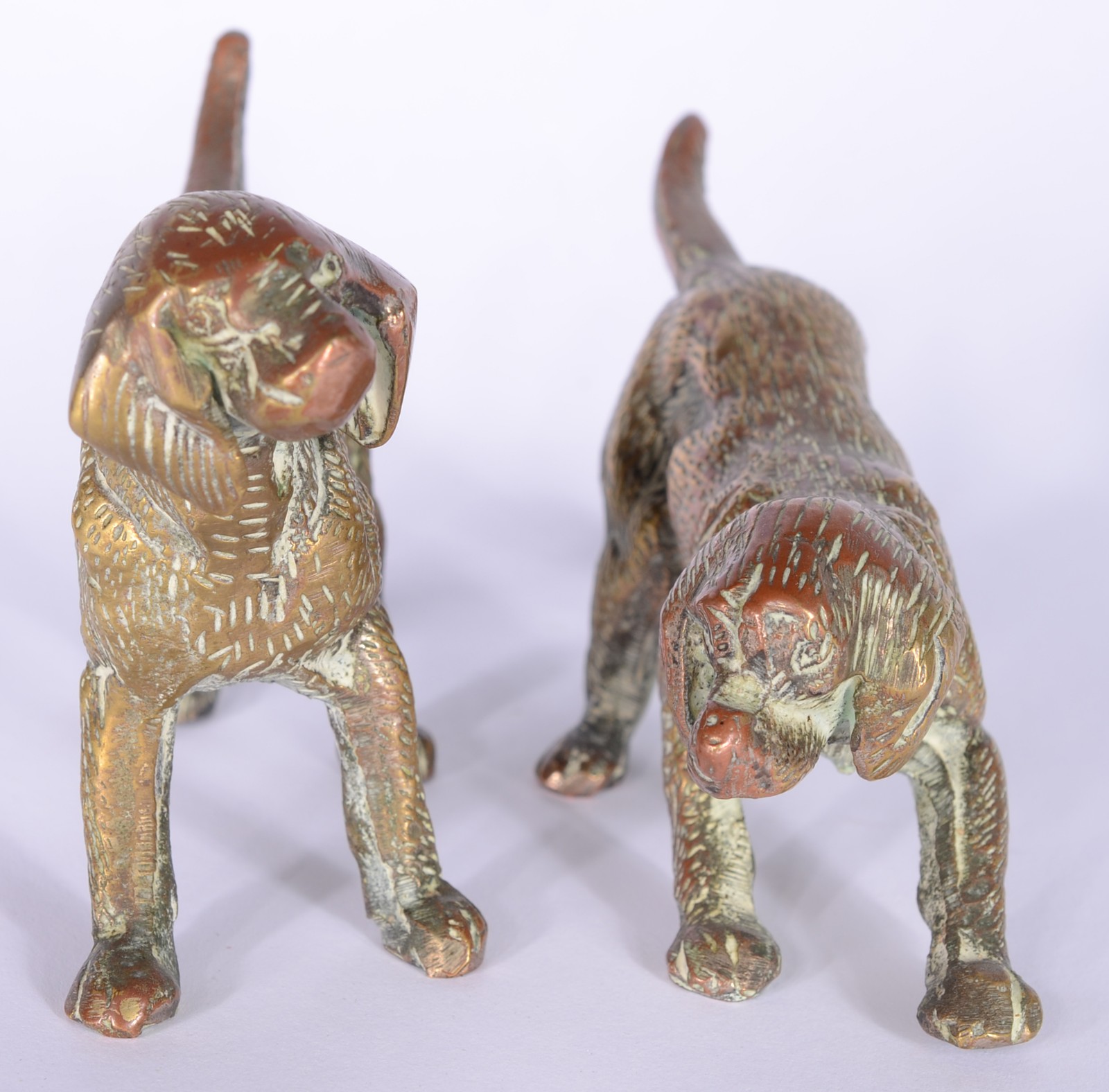 Duas pequenas esculturas de bronze austríaco representando cachorros. - foto 2 de 5