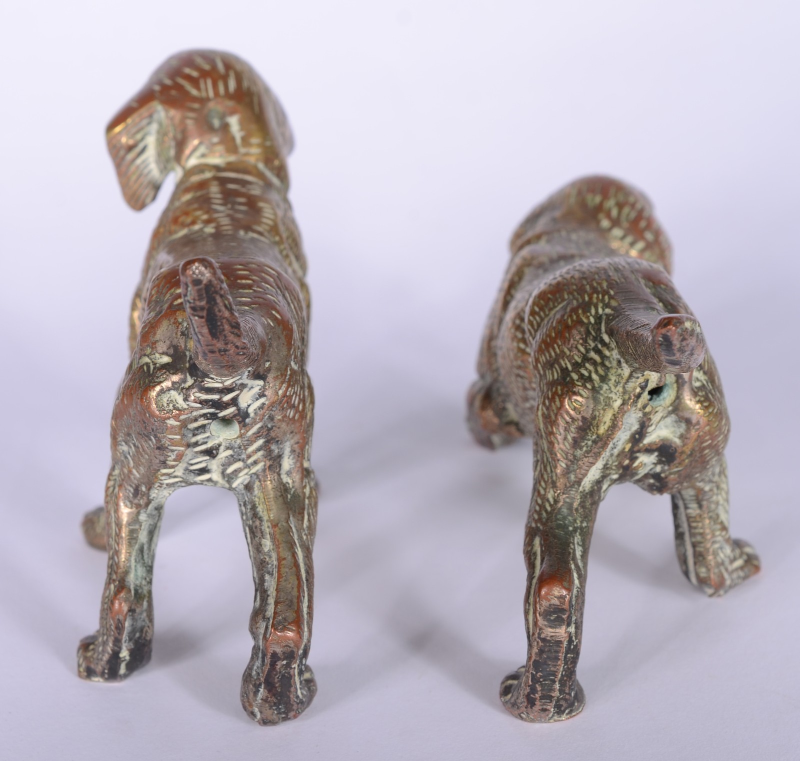 Duas pequenas esculturas de bronze austríaco representando cachorros. - foto 3 de 5