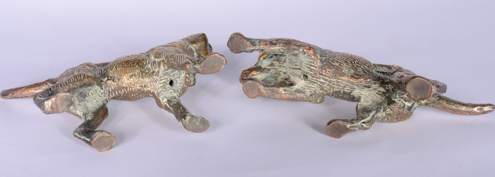 Duas pequenas esculturas de bronze austríaco representando cachorros. - foto 5 de 5