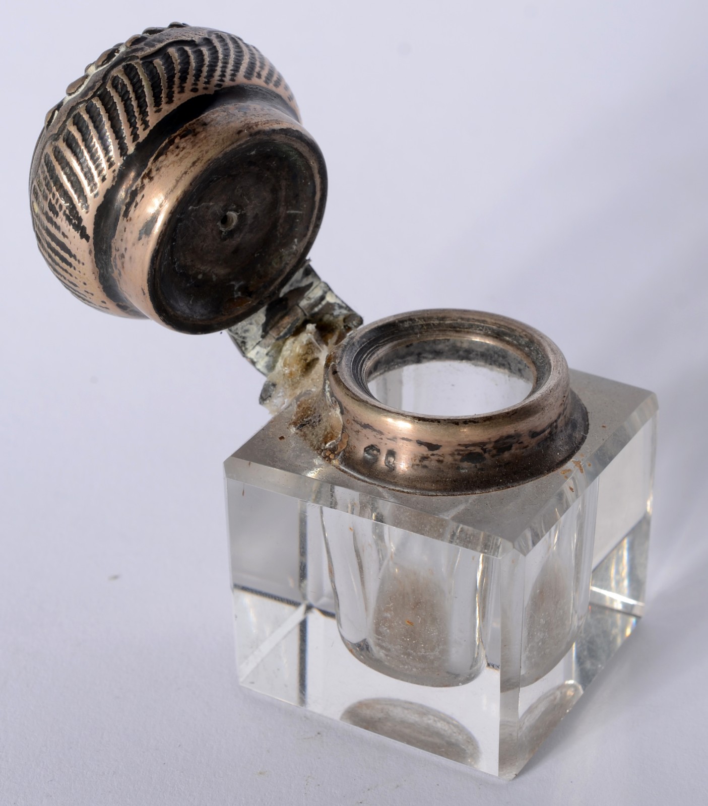 Quatro peças para escritório de prata e cristal, sendo: 2 porta... - foto 4 de 9
