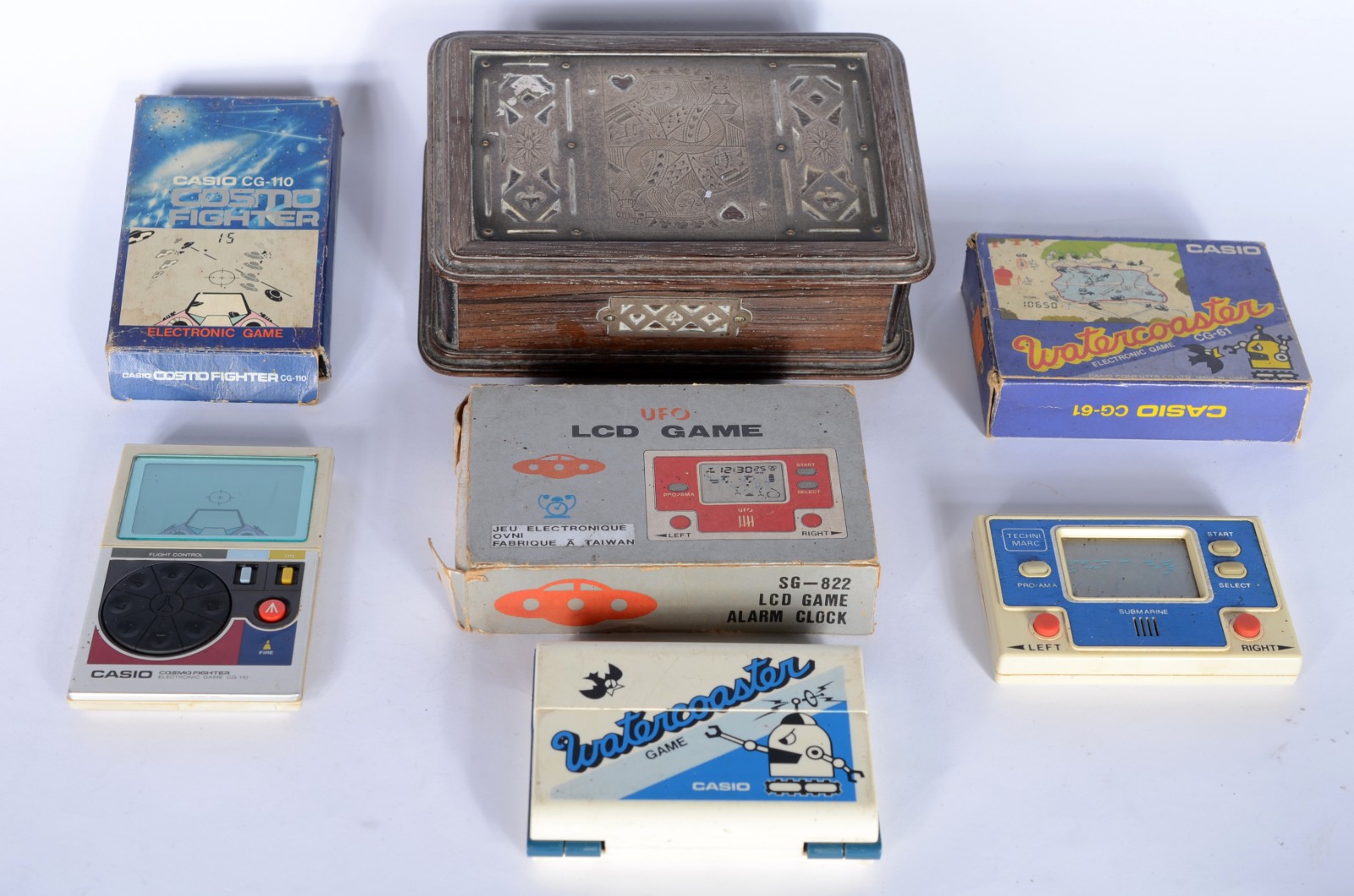 Três jogos antigos á pilha eletrônico e caixa para baralhos. Total: 4... - foto 1 de 7
