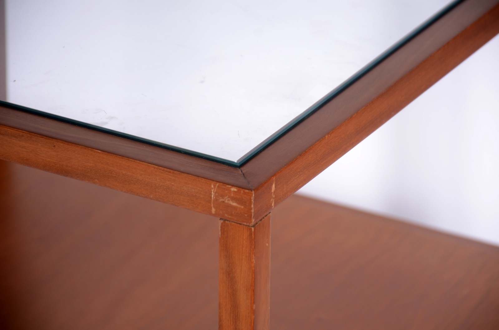 Mesa auxiliar de madeira nobre com 4 pernas retas, platô inferior... - foto 6 de 6