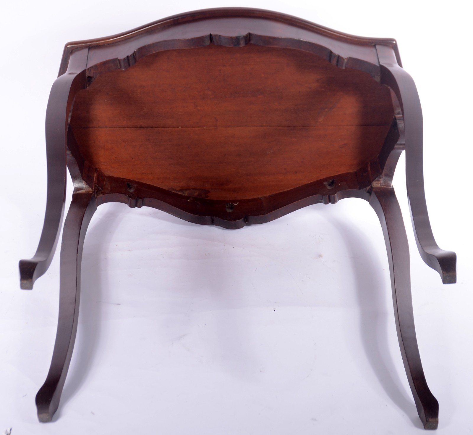 Mesa auxiliar de madeira nobre, tampo e saia recortados, pernas... - foto 3 de 6