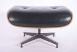 Charles Eames,  - Banqueta em madeira laminada e estofamento de couro preto, base de metal.