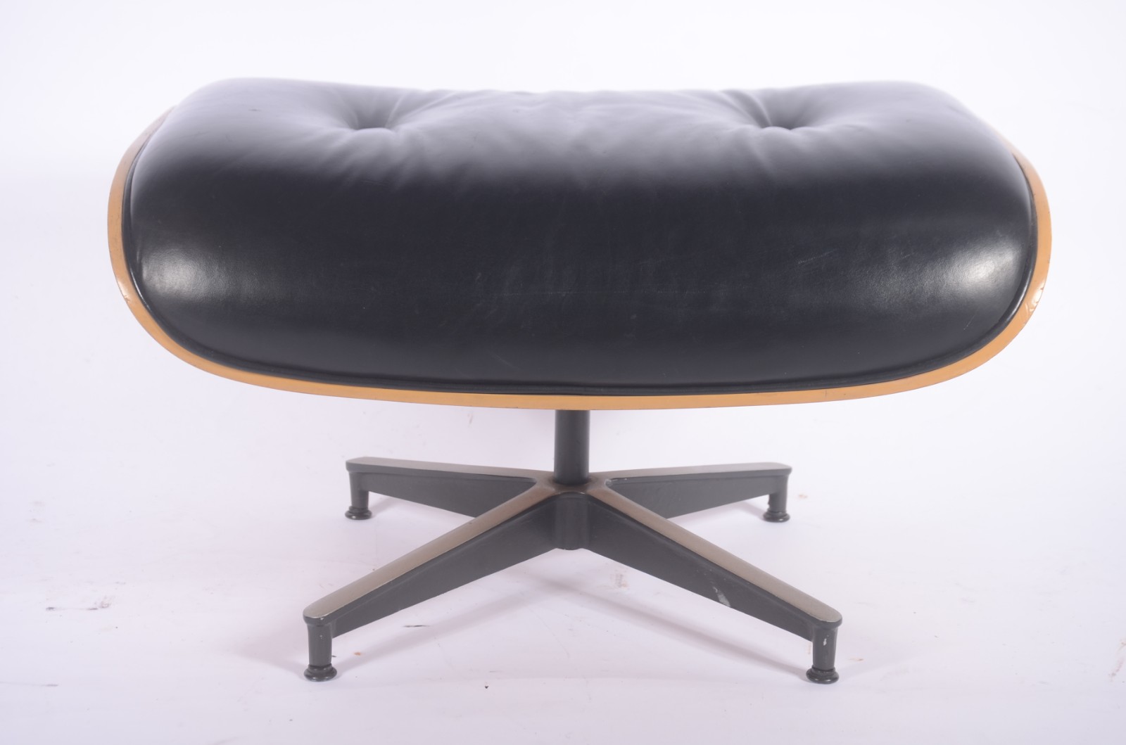 Banqueta em madeira laminada e estofamento de couro preto, base de... - foto 2 de 6