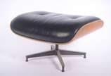 Charles Eames,  - Banqueta em madeira laminada e estofamento de couro preto, base de metal.