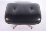 Charles Eames,  - Banqueta em madeira laminada e estofamento de couro preto, base de metal.