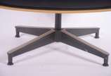 Charles Eames,  - Banqueta em madeira laminada e estofamento de couro preto, base de metal.