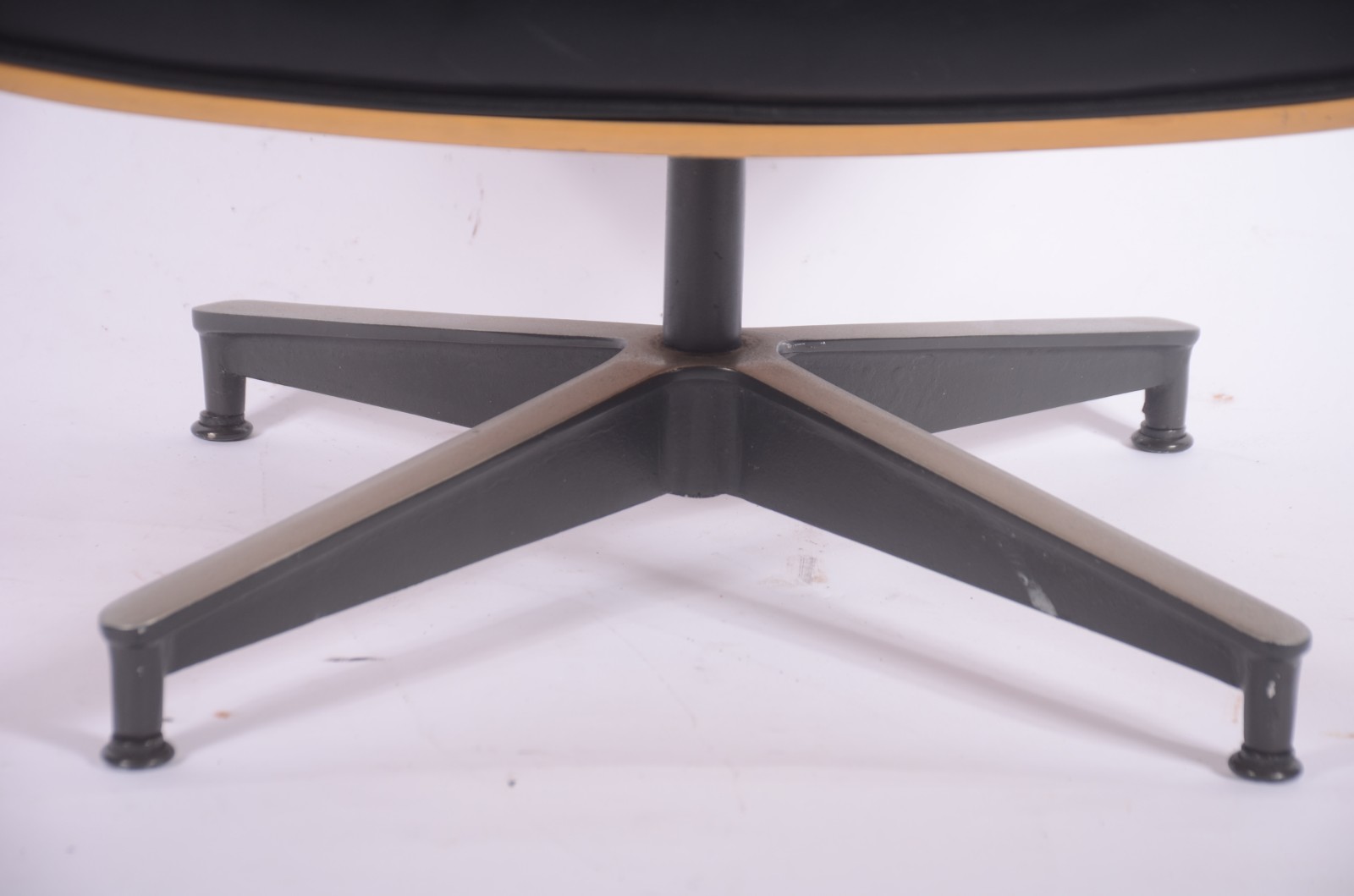 Banqueta em madeira laminada e estofamento de couro preto, base de... - foto 4 de 6