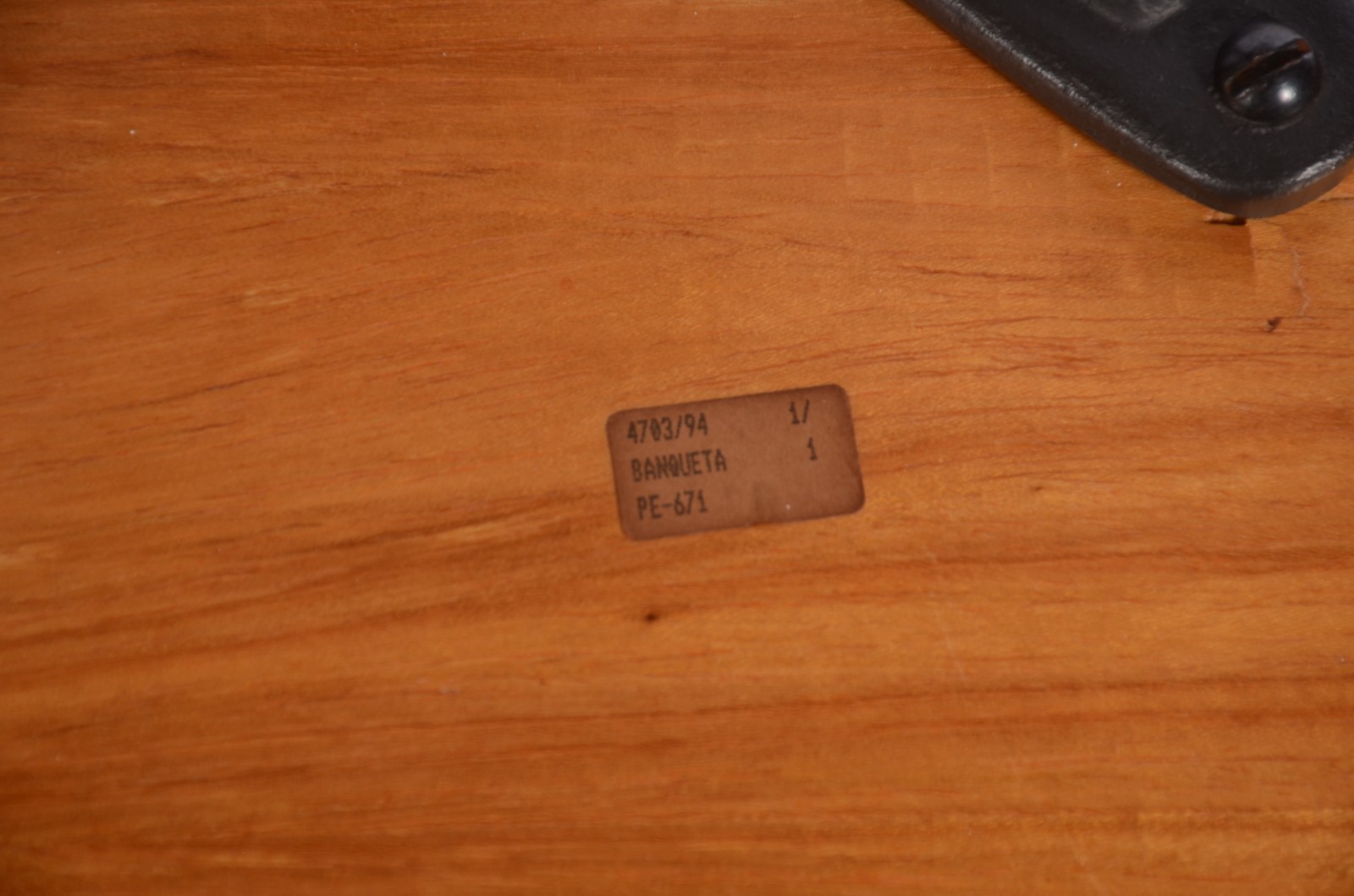 Banqueta em madeira laminada e estofamento de couro preto, base de... - foto 6 de 6