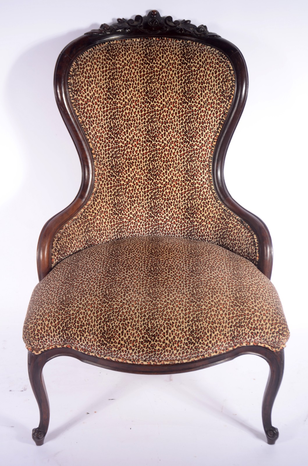 Poltrona de madeira nobre, estofada e forrada em tecido animal print. - foto 2 de 6